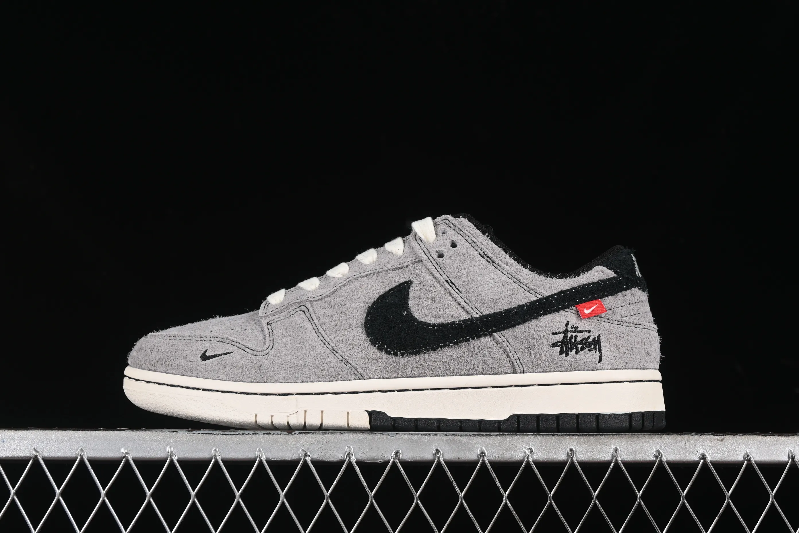 All Categories Nk SB Dunk Series Nk SB Dunk Low High-end Customized Low-top Sneakers Nk SB Dunk Low Stussy Series-Battle Gray and Black Hook Anniversary High-end Customized Low-top Casual Sneakers MM1089-027